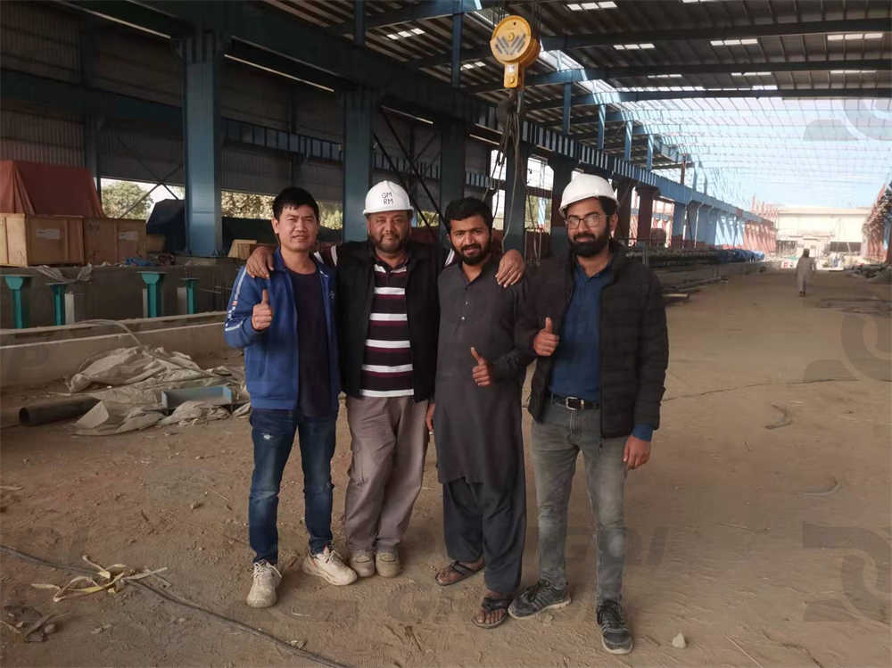 Engineers and customers take photos at the crane installation site as a souvenir