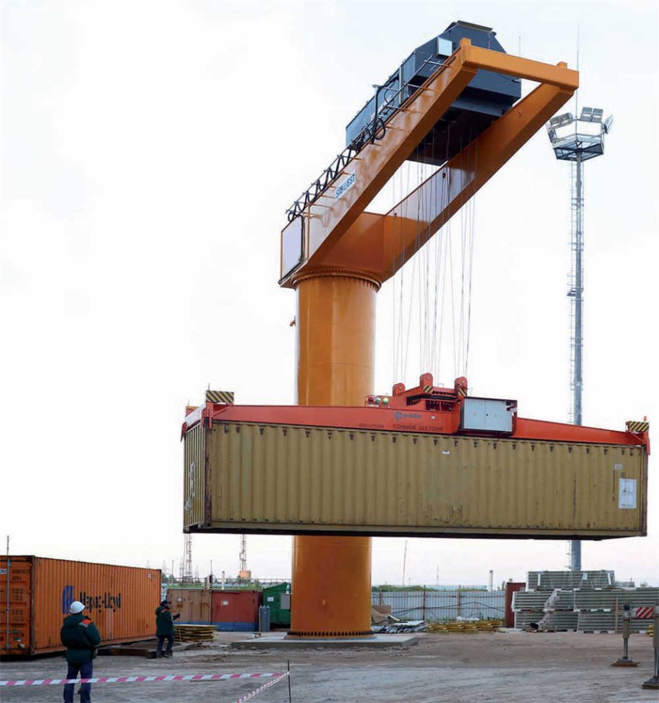 Jib crane for lifting containers