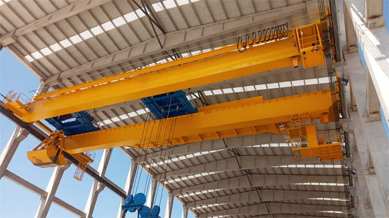 Bridge crane in metallurgical plant