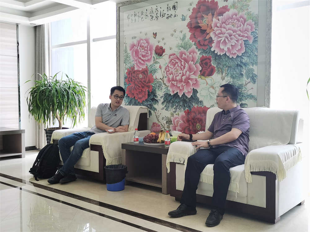 Purchasing representatives take photos with company leaders