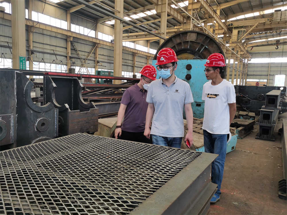 Purchasing representatives visit the factory