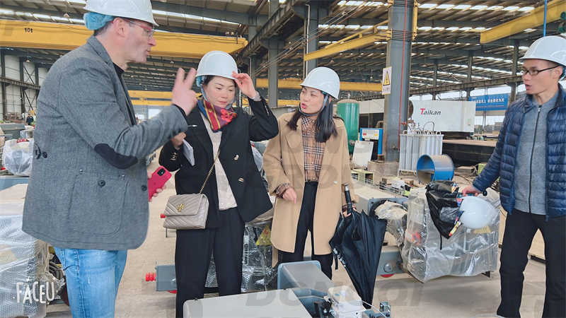 Spanish customer in Dongqi crane factory