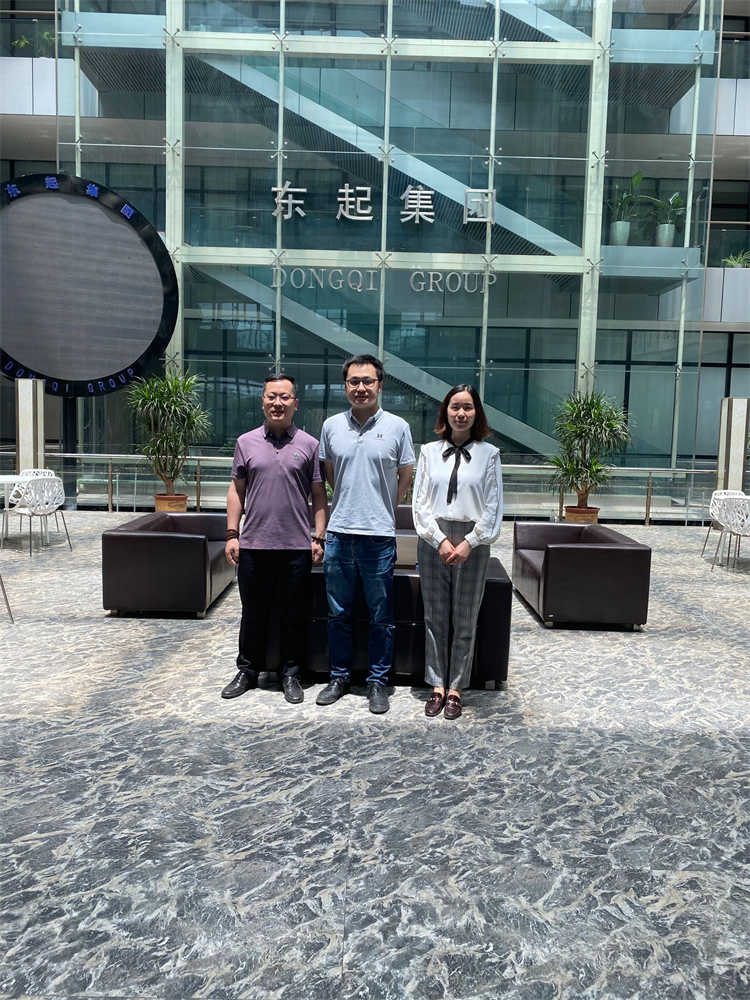 Purchasing representatives take photos with company leaders