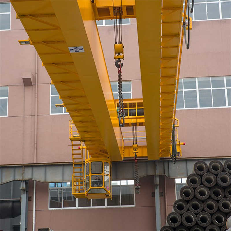 General-purpose bridge crane for pipe pile factories