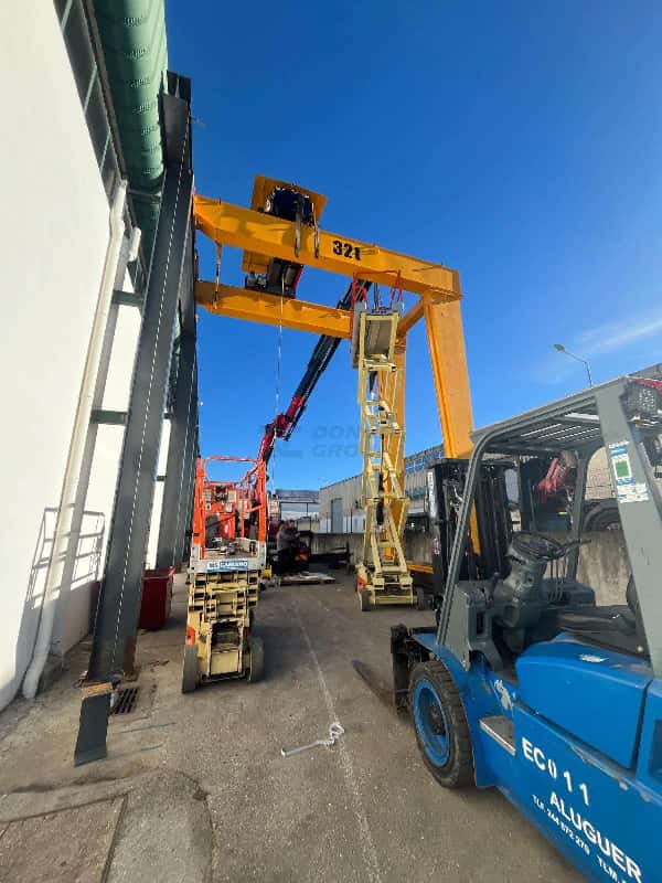 BMGO type 32-ton semi-gantry crane is being installed in Portugal