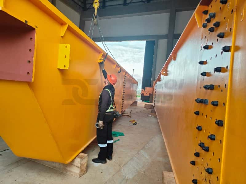 Preparing to hoist the main beam