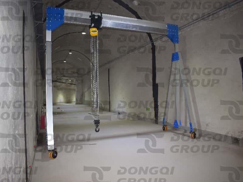 Aluminum alloy portable gantry crane with manual hoist